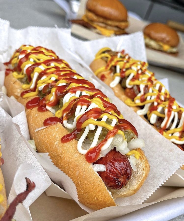 shaqs_ug's tweet photo. Here’s a deal you can’t resist🌭🌭Grab 2 hotdogs at 10.000 via https://t.co/LrtAZWQ348 or call 0709333336 delivery @EnzoFood https://t.co/lo87YmTeHj
