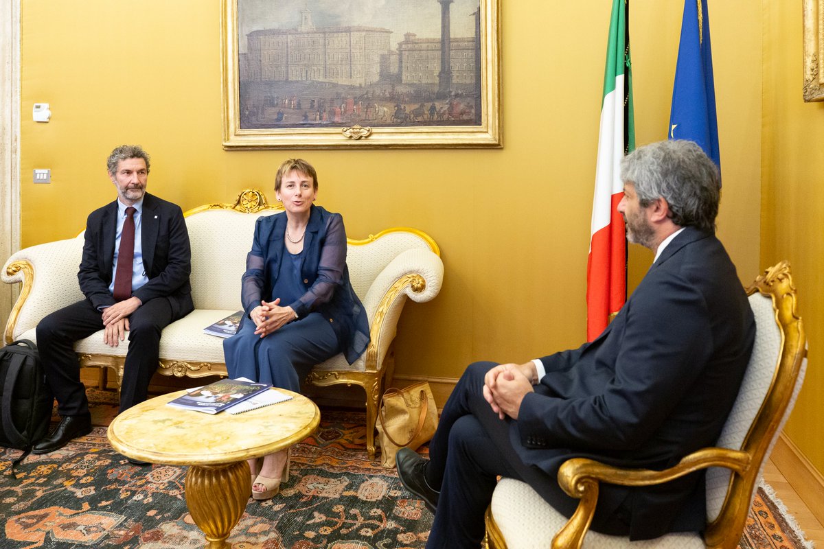 Stamattina a <a href="/Montecitorio/">Camera dei deputati</a> con la presidente e il direttore generale di @bancaetica che mi hanno consegnato il loro primo Rapporto sul #TerzoSettore.