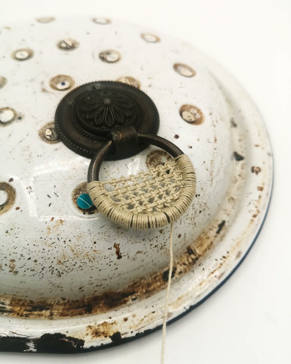 FranBuxtonMixed's tweet photo. It's all in the detail.
...
Vintage enamel ware with tiny snippets of collage detail and antique drawer handle with hand stitched needlelace. £80.
#handstitch #contemporarycraft #mixedmediaartist #stitches #needleweaving #needlelace #assemblage #foundmaterials #textileart https://t.co/KxlkiEXviV