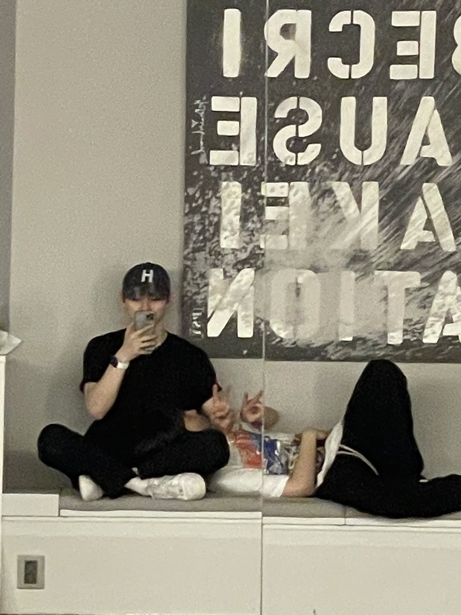 peachiehunn's tweet photo. the person lying on kyungjun here is sungjun! (confirmed by sungjun on ig live) https://t.co/CVoPfn8Tqp
