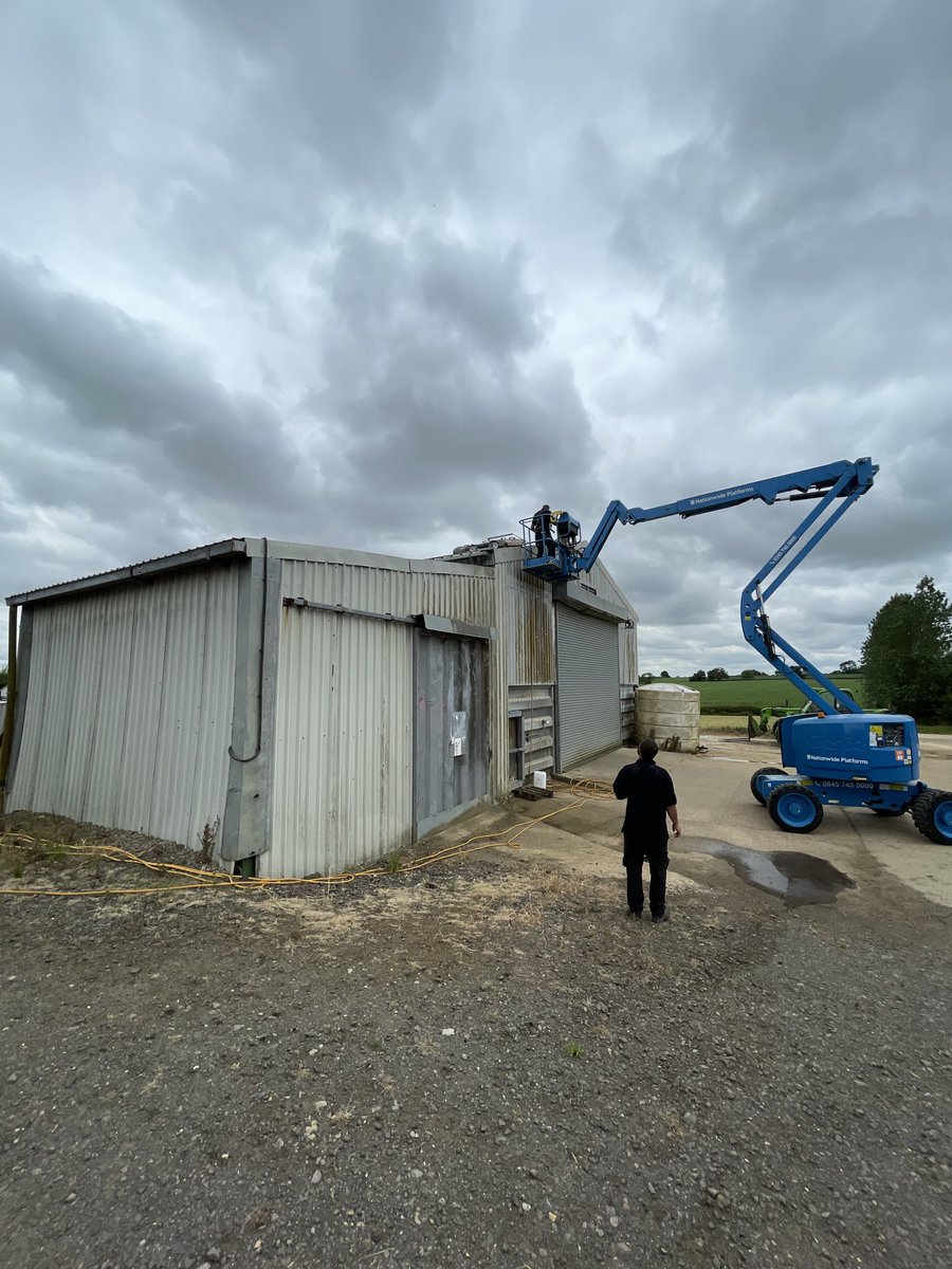 Markmid1's tweet image. Cleaning solar panels #roboticcleaner