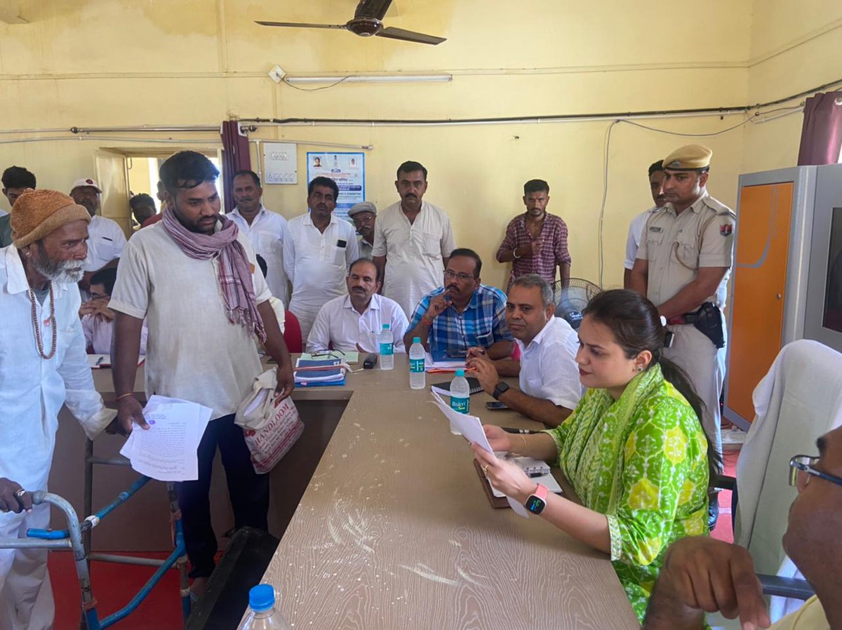 DmJaisalmer's tweet photo. जैसलमेर_जिला collector सुश्री टीना डाबी ने की मोकला ग्राम पंचायत मुख्यालय तथा रामगढ़ पंचायत समिति सभागार में जनसुनवाई साथ ही CHC रामगढ़ का किया निरीक्षण https://t.co/tGBDzwOLMA