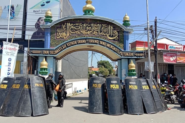 JhonSitorus_18's tweet photo. Lucu ya negara ini

Hanya untuk menangkap TUKANG CABUL aja harus menurunkan Gerombolan Pasukan

Yang lebih lucunya lagi, ternyata PEMBELA PENJAHAT KELAMIN jauh lebih banyak, bahkan mempertaruhkan NYAWA

Mirisnya, banyak diantara mereka juga kaum perempuan 🤦😢 https://t.co/7dmv8e7IKZ