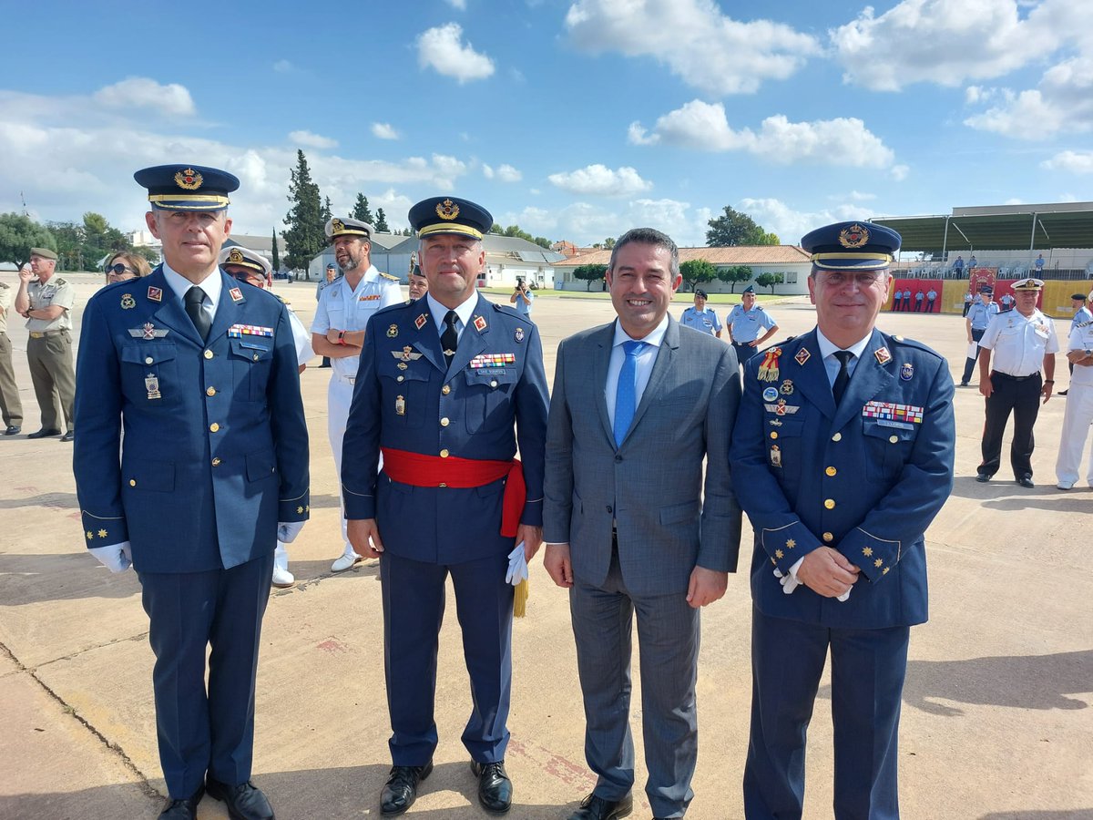 AytAlcantarilla's tweet photo. 🪂 Hoy toma posesión el Coronel Alberto José Lens como Jefe de la Base Aérea de #Alcantarilla, Director de la Escuela Militar de Paracaidismo 'Méndez Parada' y Comandante Militar Aéreo de Aeropuerto de Alicante y Almería. Le da el relevo el Coronel José Alberto Llopis https://t.co/Om8agHRl9q