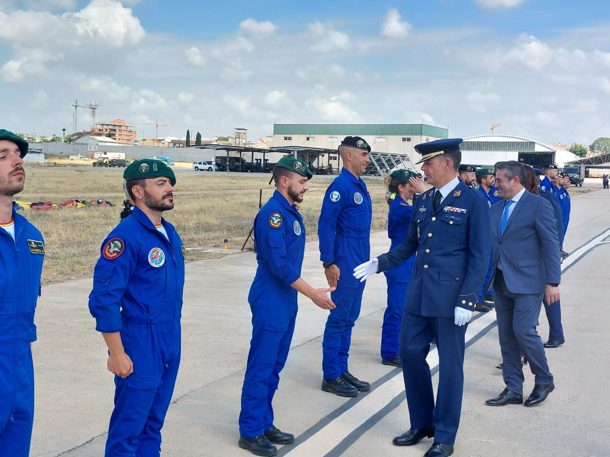 AytAlcantarilla's tweet photo. 🪂 Hoy toma posesión el Coronel Alberto José Lens como Jefe de la Base Aérea de #Alcantarilla, Director de la Escuela Militar de Paracaidismo 'Méndez Parada' y Comandante Militar Aéreo de Aeropuerto de Alicante y Almería. Le da el relevo el Coronel José Alberto Llopis https://t.co/Om8agHRl9q
