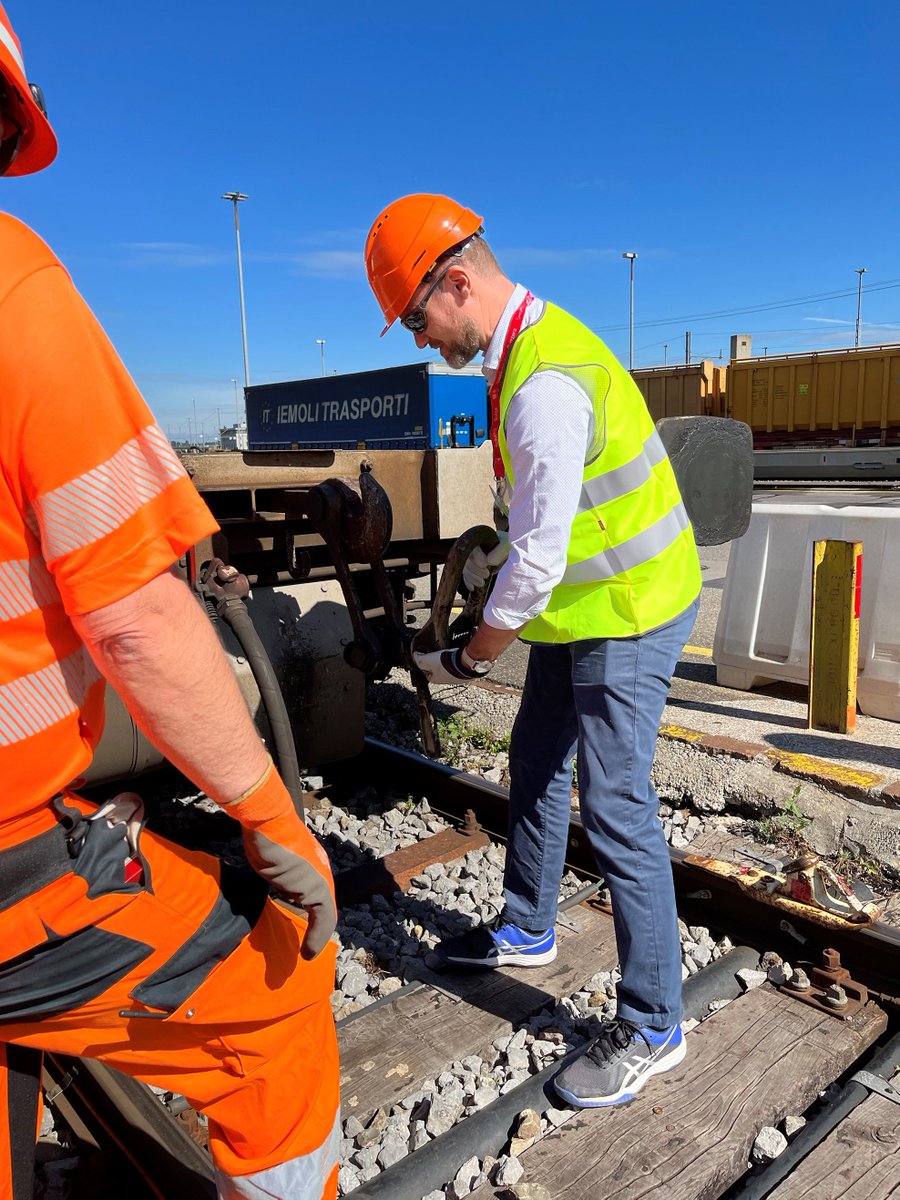 SBBCargo's tweet photo. Prominente Gäste: Nach der Verkehrskommission des Nationalrats letzte Woche haben heute die Verkehrsattachés der EU den Rangierbahnhof Limmattal besucht. Sie waren beeindruckt von der Pionierrolle, die SBB Cargo in Europa bei der Automation einnimmt!
#güterverkehr #automation https://t.co/6R1ayeS2wi