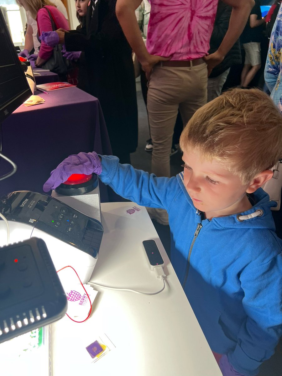 Everyone can make a solar cell! Look at this #cutie #youngscientist #SummerScience @royalsociety @freitag_marina @ChemistryNCL @SciencesNCL @Chelsea_buns