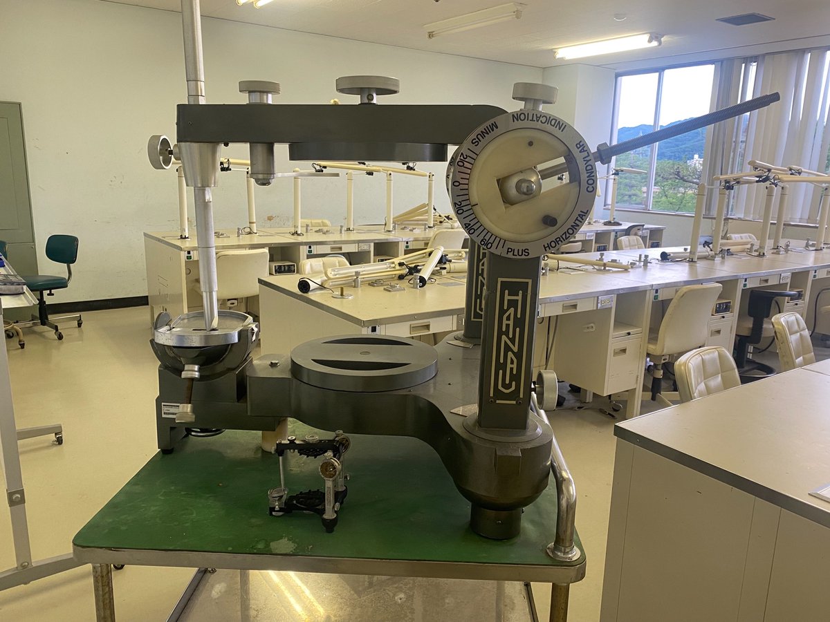 きょうは講義でこれを使いました。
10倍大サイズのハノーの半調節性咬合器。