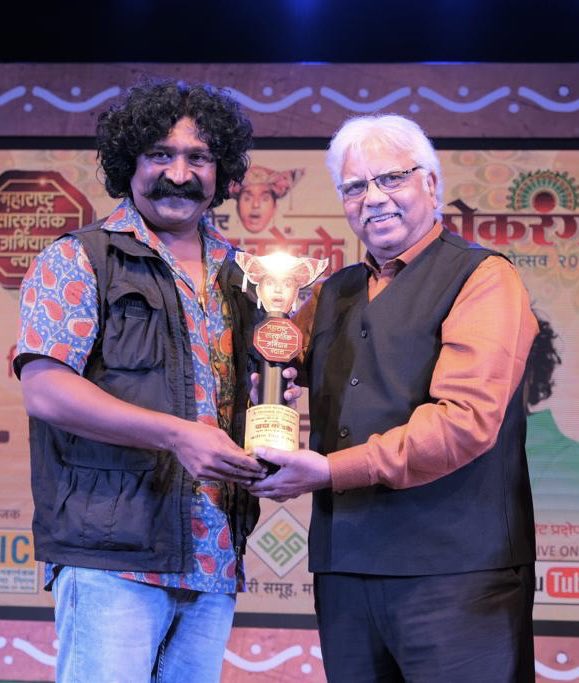 Shaheer DADA KONDKE Award 2022 - Best Director 📽📽🎬🎬

I got this prestigious award this year for my films Sarsenapati Hambirrao and Dharmaveer- mukkam post Thane.

I dedicate this award to each and every person who worked hard for these films.