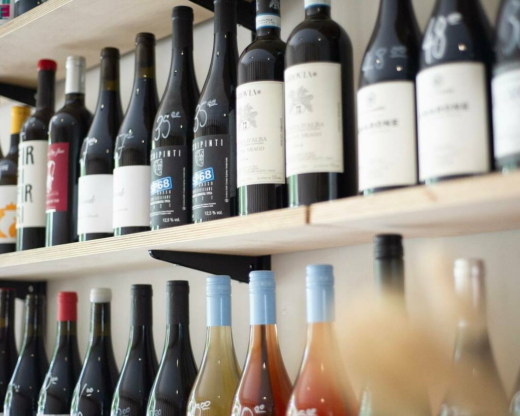 Plenty of wines on our shelves to quench your thirst! Why not drop in tonight, or over the weekend to pick up something delicious. Remember that all of our bottles are available to drink in and takeaway. Here’s hoping for a hot weekend ☀️ instagr.am/p/CftMun4oSbM/