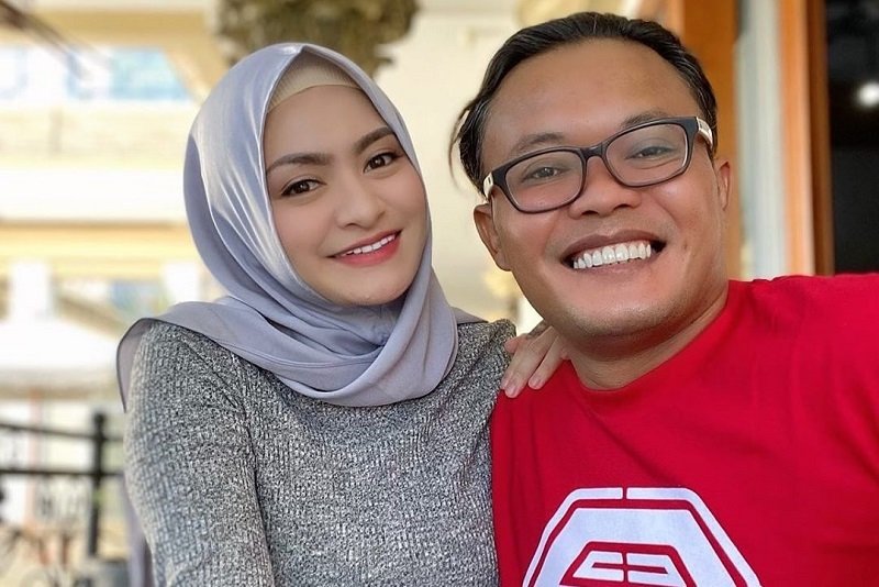 Mas ndiee (@handykanurh) on Twitter photo Owww alah leeee leeeee, anak perempuan jga harus diatur. Lihat dari beberapa sisi, apakah kita sebagai udang tua sudah bijaksana kepada anak2 kita, apa kepada kuarga kita. Harta ga dibawa mati, kebaikan dan ketentraman. <a href="/newsuleprikitiw/">SULE prikitiw</a> Owww alah leeee leeeee, anak perempuan jga harus diatur. Lihat dari beberapa sisi, apakah kita sebagai udang tua sudah bijaksana kepada anak2 kita, apa kepada kuarga kita. Harta ga dibawa mati, kebaikan dan ketentraman. <a href="/newsuleprikitiw/">SULE prikitiw</a>