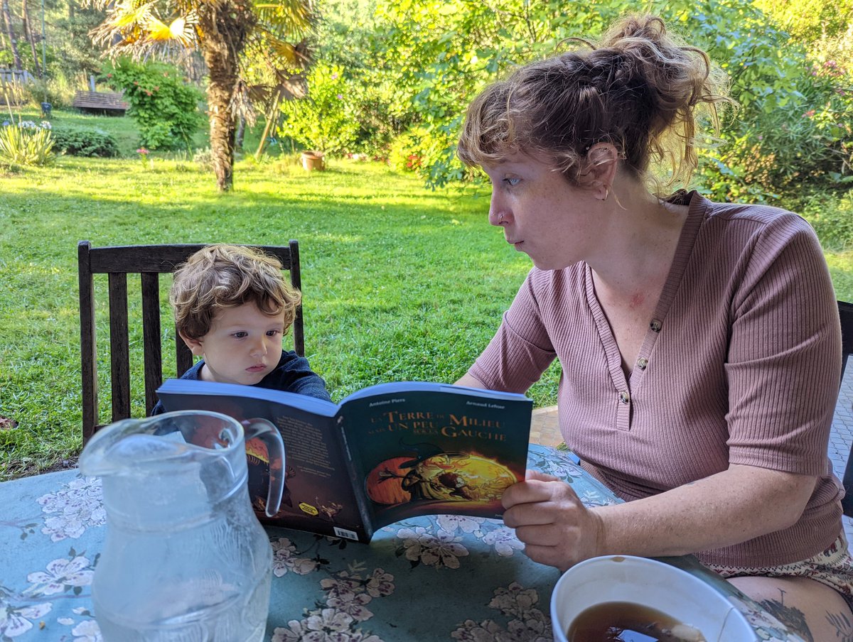 DineFox's tweet photo. Ya pas d'âge pour lire "La terre du milieu mais un peu sur la gauche" de @Lehue_Arnaud et @chance_meeting au petit dej 👍
Merci @Lehue_Arnaud !!!! https://t.co/maztlp930t