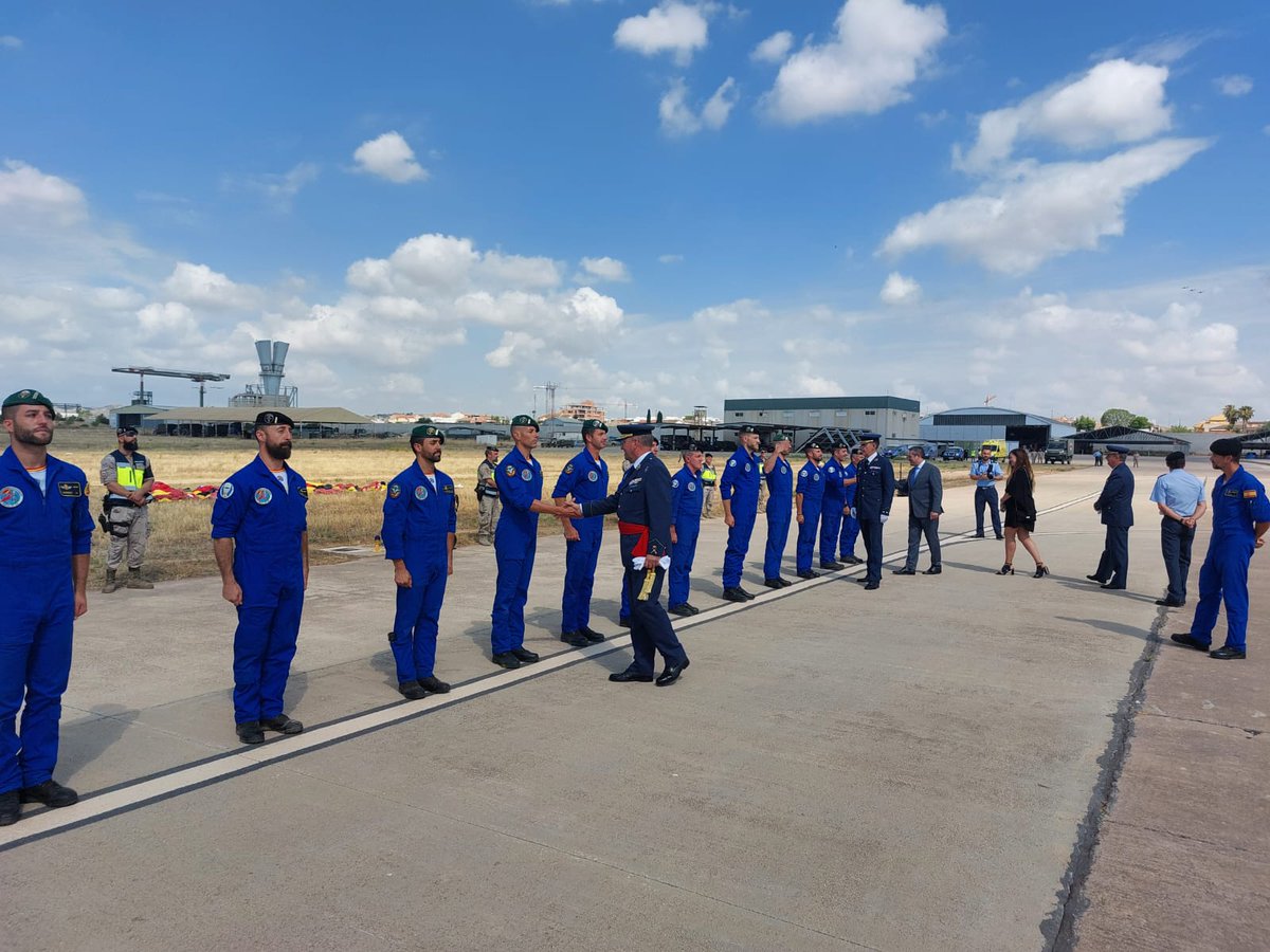 JBuendiaGomez's tweet photo. Damos la bienvenida al Coronel Alberto José Lens, en su toma de posesión como Jefe de la Base Aérea de #Alcantarilla y Dtor de la Escuela Militar de Paracaidismo. También deseamos el mejor de los destinos al Coronel José Alberto Llopis, que nos ha acompañado los últimos dos años https://t.co/Iraz6MoySW