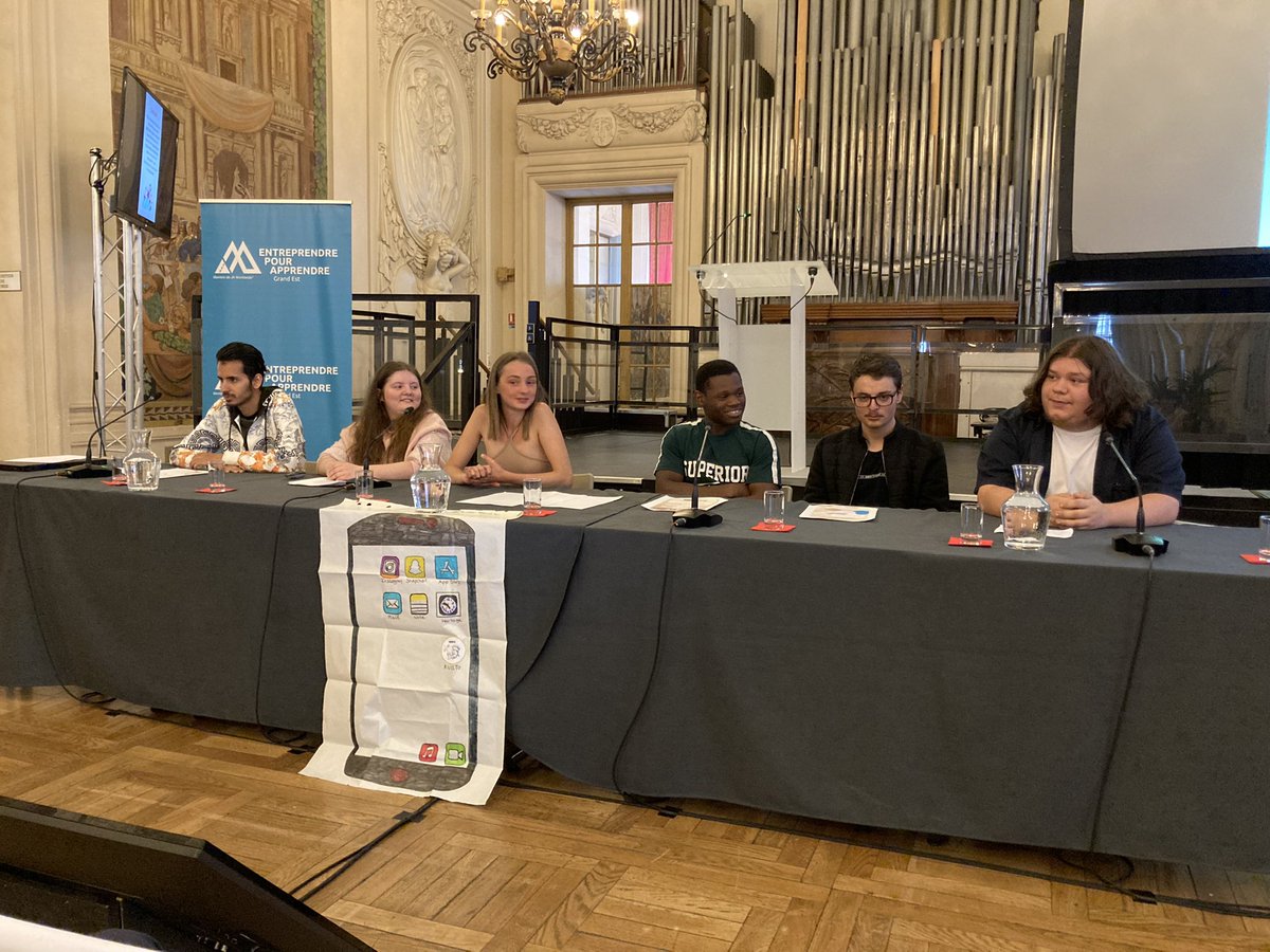 Axel_Thouvenin's tweet photo. Jury de clôture de la Mini Entreprise sur le thème de la restauration avec les jeunes de @MLReims et #E2C #Reims accueilli à l’hôtel de ville. Des idées intéressantes proposées pour attirer les publics vers ces métiers qui recrutent. 👏 aux 2 groupes pour leur engagement. https://t.co/htdpFpko1o