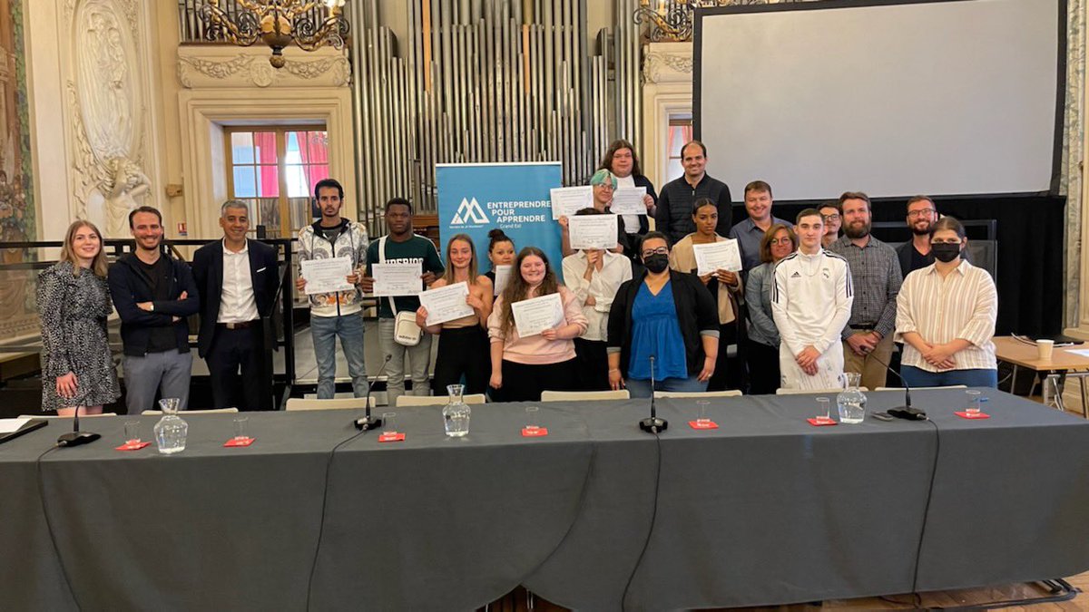 Axel_Thouvenin's tweet photo. Jury de clôture de la Mini Entreprise sur le thème de la restauration avec les jeunes de @MLReims et #E2C #Reims accueilli à l’hôtel de ville. Des idées intéressantes proposées pour attirer les publics vers ces métiers qui recrutent. 👏 aux 2 groupes pour leur engagement. https://t.co/htdpFpko1o