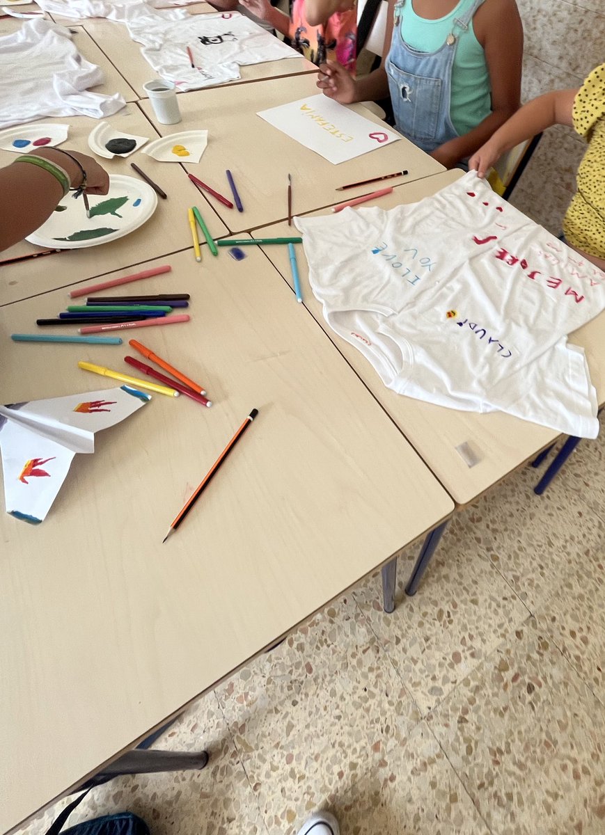 eesteefii_'s tweet photo. *pintando en clase con los niños*
“Seño, tú también tienes only fans?”
🤣 https://t.co/Z8c5fZcmC3