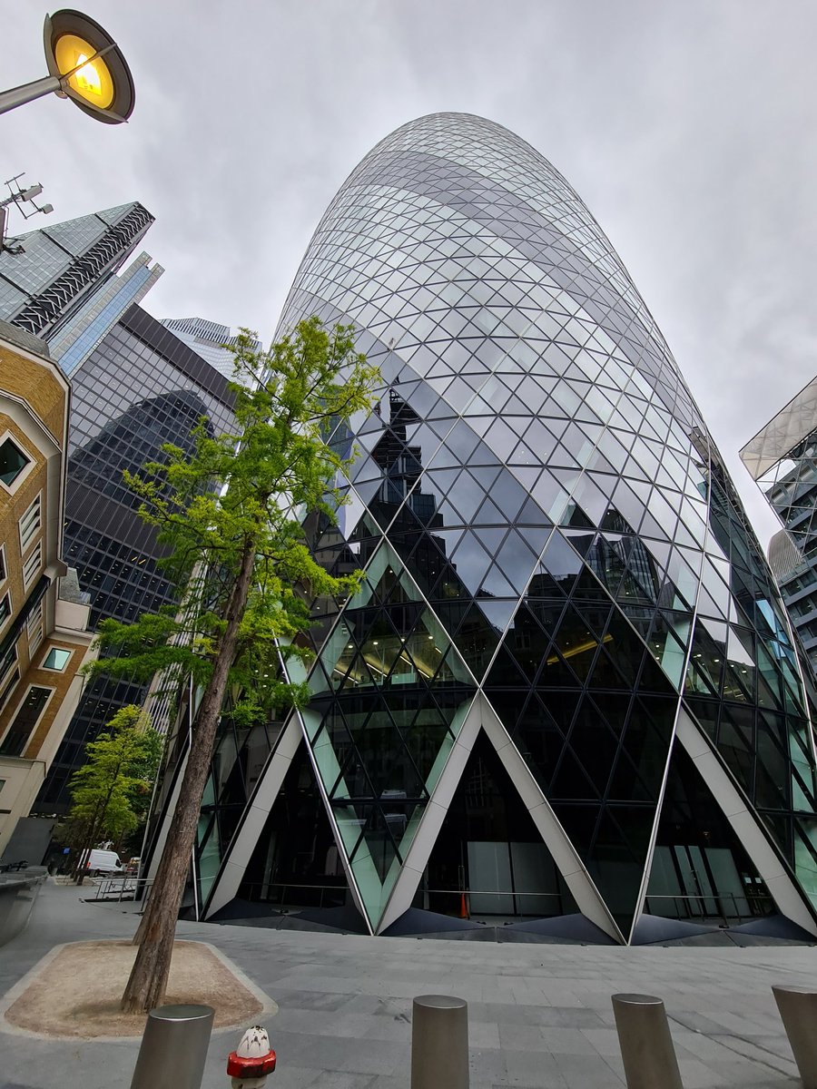 LizzyFlour's tweet photo. Finalmente dentro al cetriolone della City 😍

#gerkin #london https://t.co/3eioUGwvcn