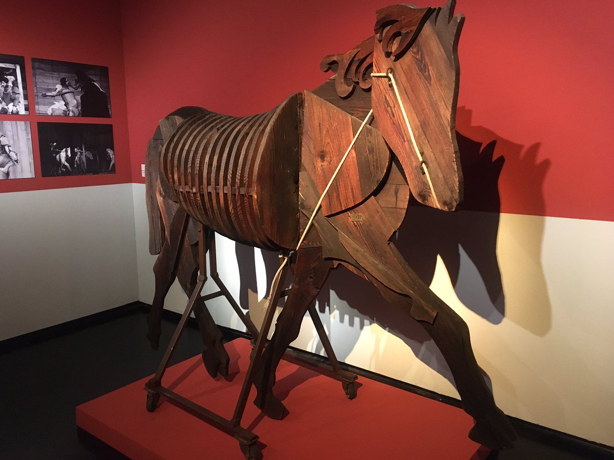 Genova4Tourist's tweet photo. Ieri doppio appuntamento con #Gassman a Palazzo Ducale, inaugurazione mostra nel Sottoporticato e a @CasaLuzzati . Un percorso tra memorabilia, costumi, copioni, video, foto, illustrazioni, curiosità sulla vita del Mattatore genovese. Sino al 18 settembre. #genova #luzzati https://t.co/xhy2990GeT