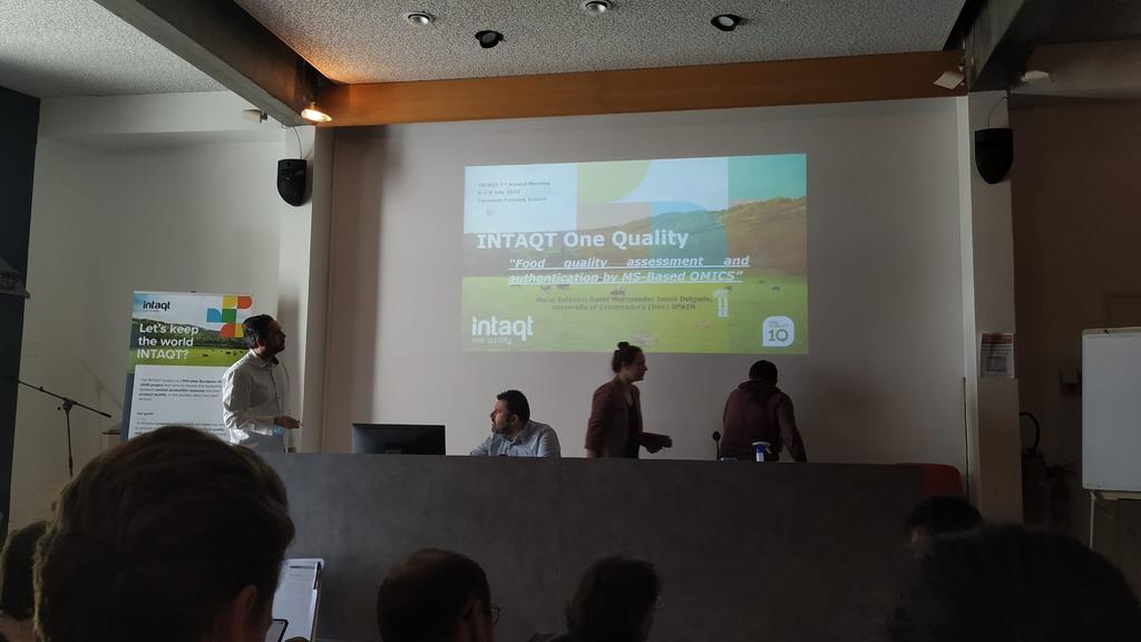 MARIOESTVEZ's tweet photo. It was my time for explaining how proteomics and metabolomics can be useful for the EU-funded project @H2020_INTAQT
#H2020
#Clermont-Ferrand
#Food_quality
#Food_safety
#Animal_welfare https://t.co/e9mzwSEElE