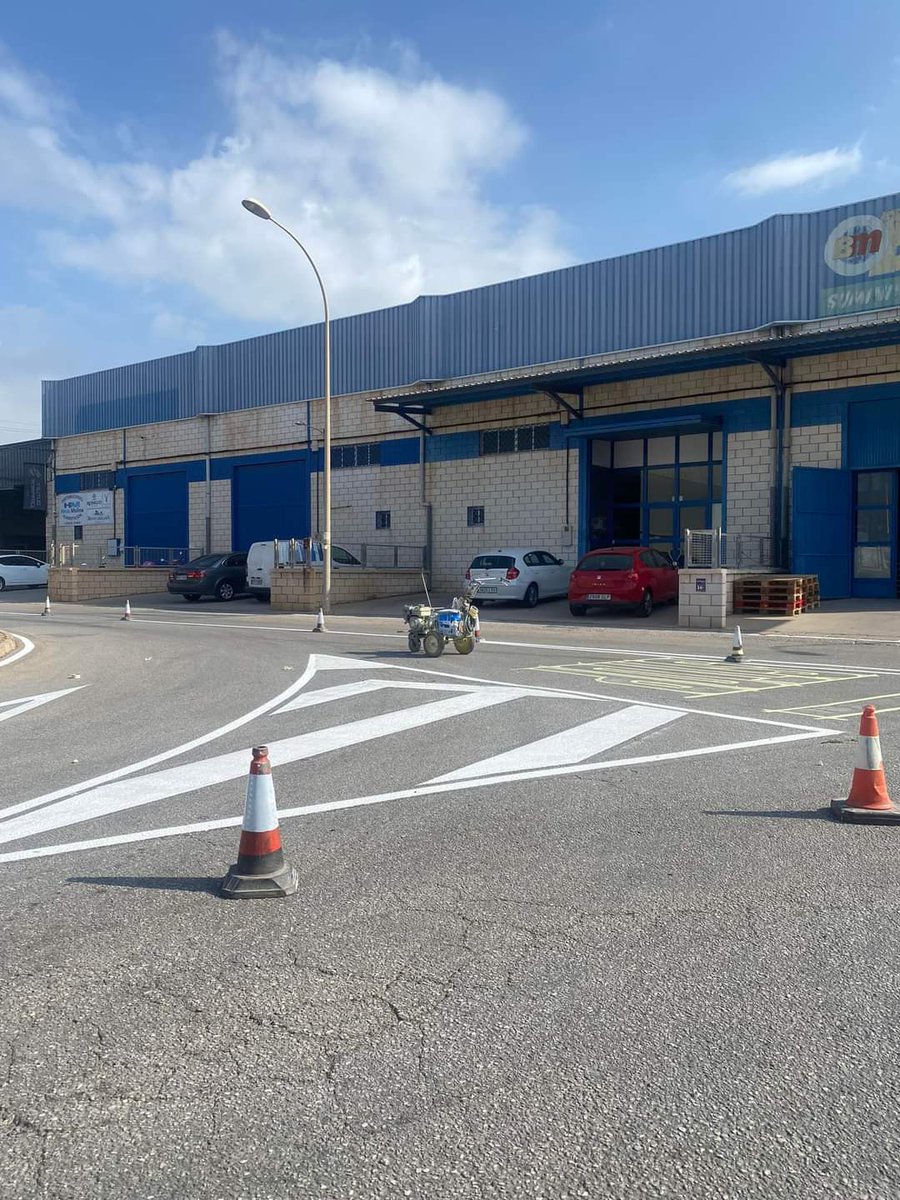 CsMotril's tweet photo. MANTENIMIENTO

Repintado señalización vial en Polígono industrial Alborán.
🚧👨🏻‍🔧🛑⚠️ https://t.co/pLnzxNtrTC