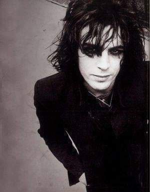 "Non penso che sia facile comprendermi quando parlo. Ho qualcosa che non va in testa. E comunque non sono nulla di ciò che pensate io sia."        

#SydBarrett
(6 Gennaio1946/7Luglio 2006)    

Photo by #MickRock