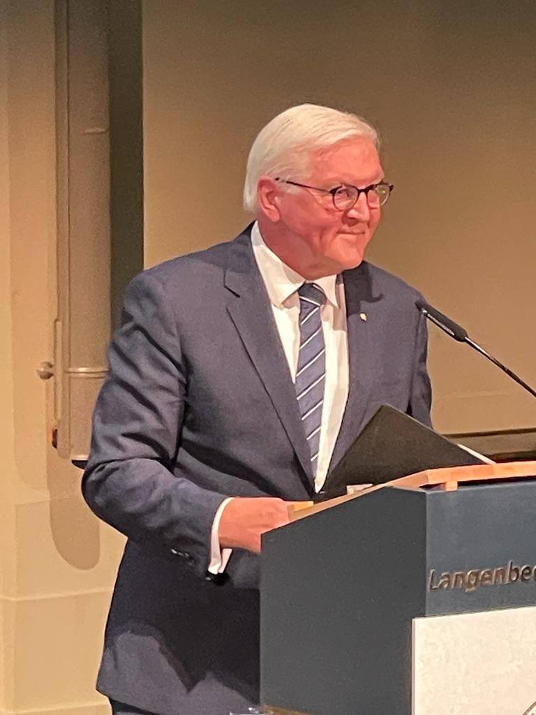 DGG_Tweets's tweet photo. #TBThursday: Anlässlich der Festveranstaltung zum 150jährigen Bestehen der #DGCH kamen auch 
@Steinbauer_DGG, Präsident der DGG, @Gefaesschirurg, neuer Generalsekretär der DGCH und @farzin7007, Generalsekretär der DGG zusammen – mit einem Grußwort von BPräsident #Steinmeier. https://t.co/q3ZFxETmLH