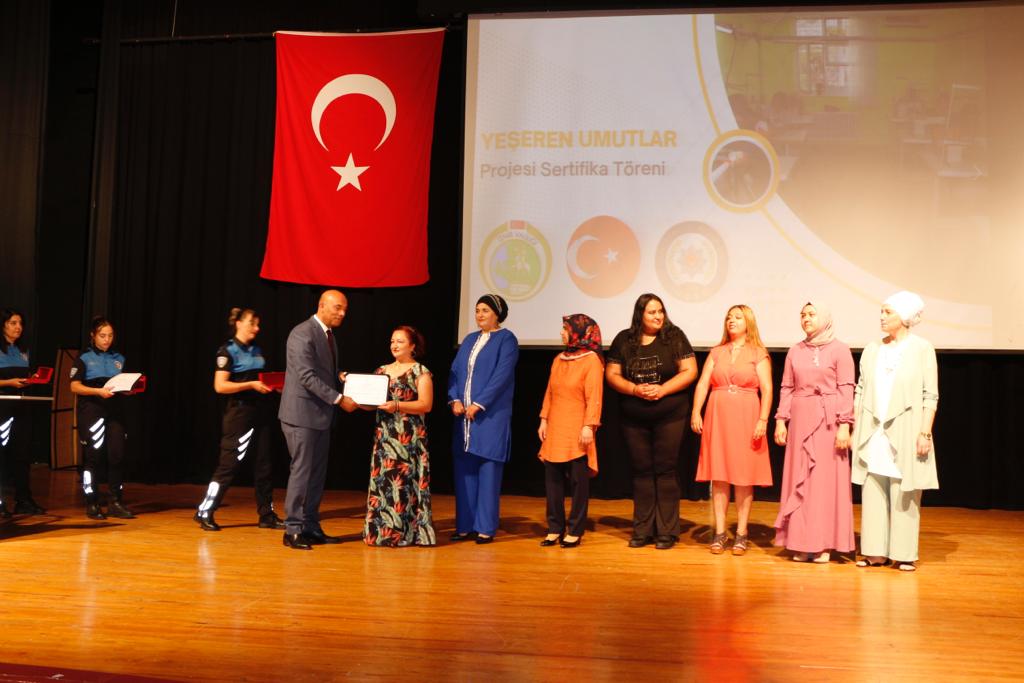 izmir_ilmem's tweet photo. İl Emniyet Müdürlüğünün "Yeşeren Umutlar Projesi" kapsamında düzenlenen Giyim Üretim Teknolojisi Meslek Edindirme Kursu'nun sertifika töreni, Valimiz Sayın Yavuz Selim Köşger, il protokolü ve İl Milli Eğitim Müdürümüz Dr. @MucahitYentur katılımı ile gerçekleştirildi.
@tcmeb https://t.co/mTjYbpEPgo