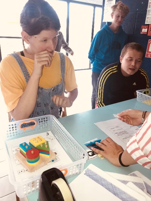 𝗟𝗮 𝗰𝗵𝗮𝘀𝘀𝗲 𝗮𝘂 𝗴𝗼𝘂̂𝘁𝗲𝗿 𝗲𝘀𝘁 𝗼𝘂𝘃𝗲𝗿𝘁𝗲
5 résidants de la Maison d’Hestia : Marine, Jonathan, Charline, Thomas, Marie Pascale et cinq adhérents de l’espace Jeune de Meymac : Lune, Erwann, Coleene, Bileel, et Nicolas ont décidé de partager une chasse au goûter.