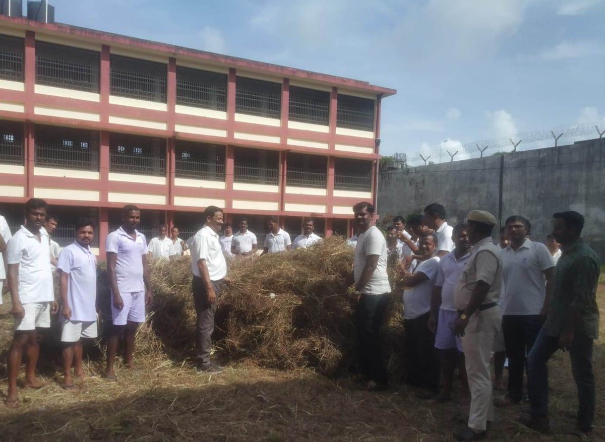 district_prison's tweet photo. On 21.06.2022, A mass programme of  Swachh Bharat Abhiyan with Prison inmates, staff of prison including CRPF personnel organized in New Prison Complex in a befitting  manner. The officers highlighted the benefits of maintaining cleanliness in their surroundings https://t.co/YjlULH90De