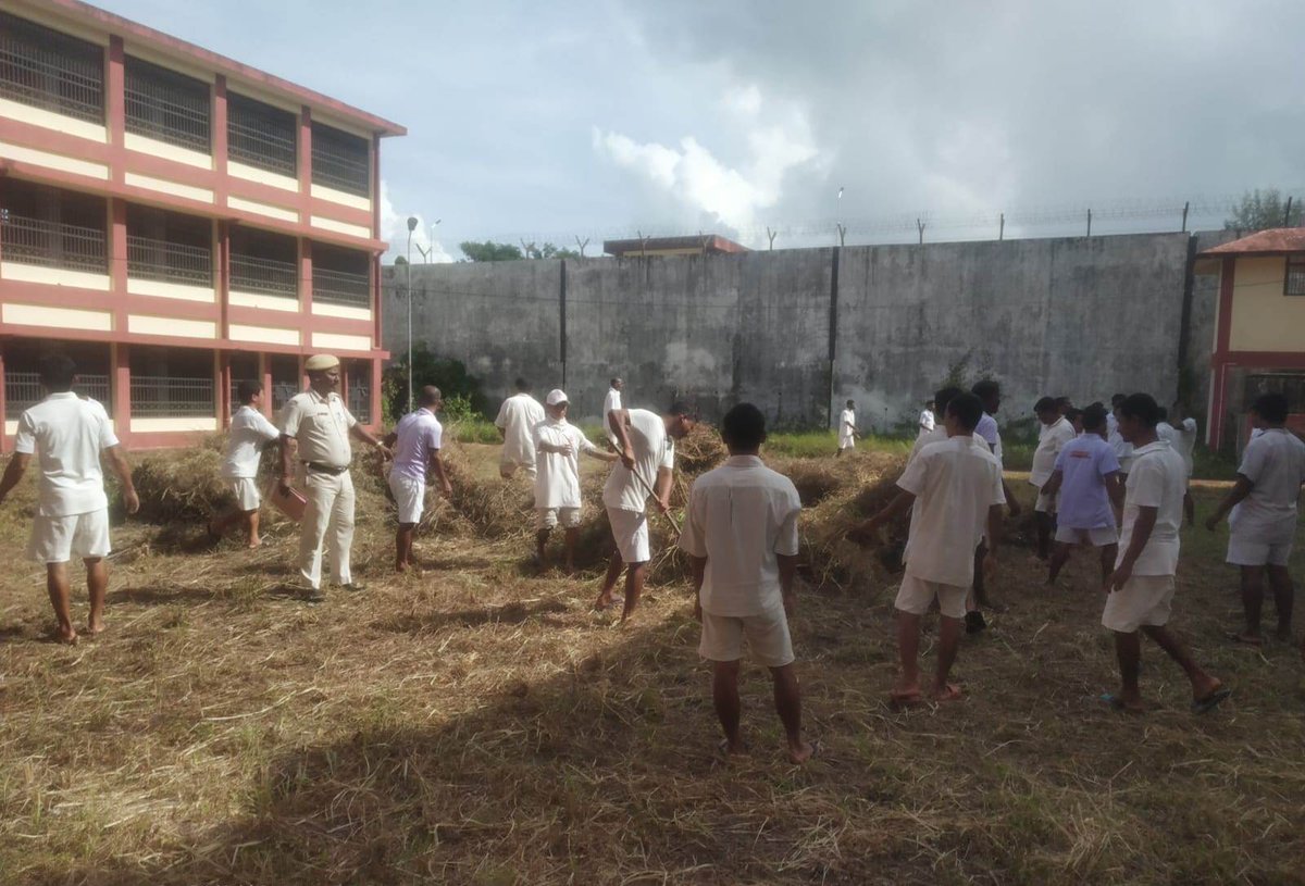 district_prison's tweet photo. On 21.06.2022, A mass programme of  Swachh Bharat Abhiyan with Prison inmates, staff of prison including CRPF personnel organized in New Prison Complex in a befitting  manner. The officers highlighted the benefits of maintaining cleanliness in their surroundings https://t.co/YjlULH90De