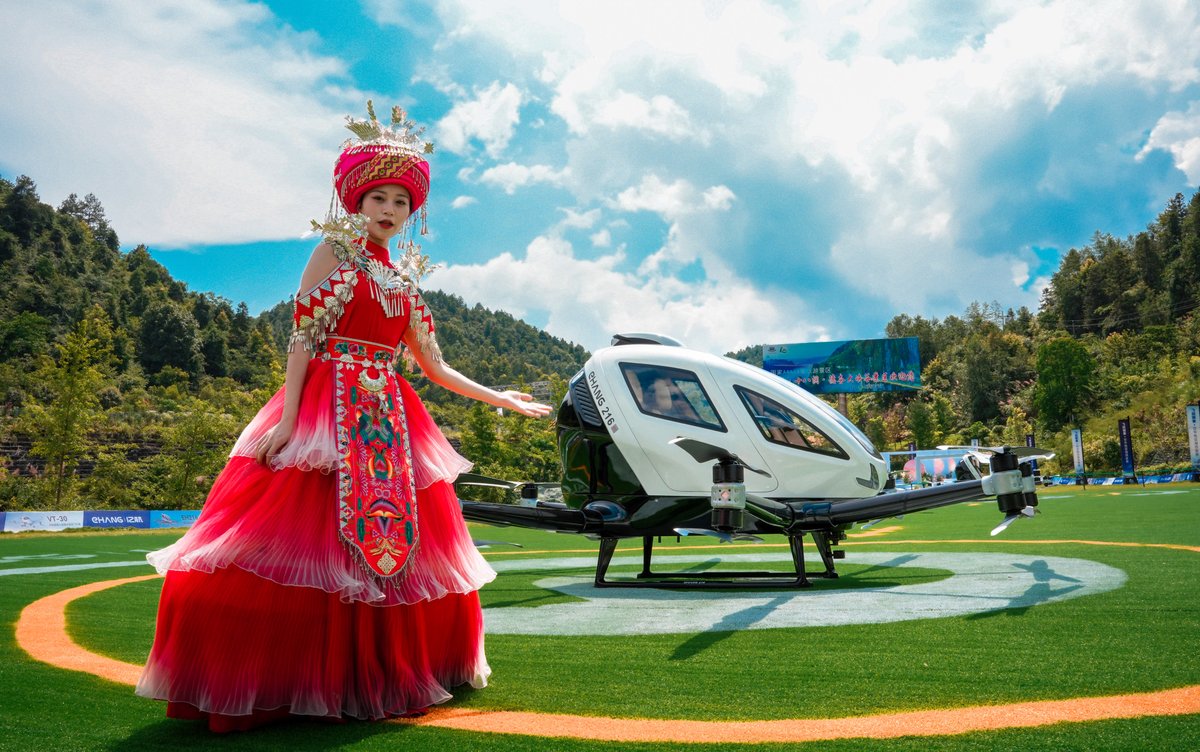 ehang's tweet photo. #EH216 has struck a pose at the first tourism development conference of Xiangxi Prefecture, Hunan, China.📷 

Passengers including local officials of Xiangxi Prefecture and Jishou City tried out the AAV’s demo flights and they all love it! https://t.co/9N1wPVEL74