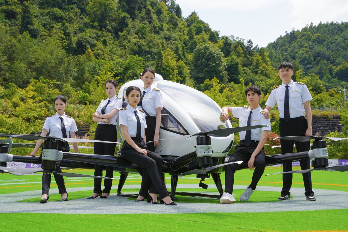 ehang's tweet photo. #EH216 has struck a pose at the first tourism development conference of Xiangxi Prefecture, Hunan, China.📷 

Passengers including local officials of Xiangxi Prefecture and Jishou City tried out the AAV’s demo flights and they all love it! https://t.co/9N1wPVEL74
