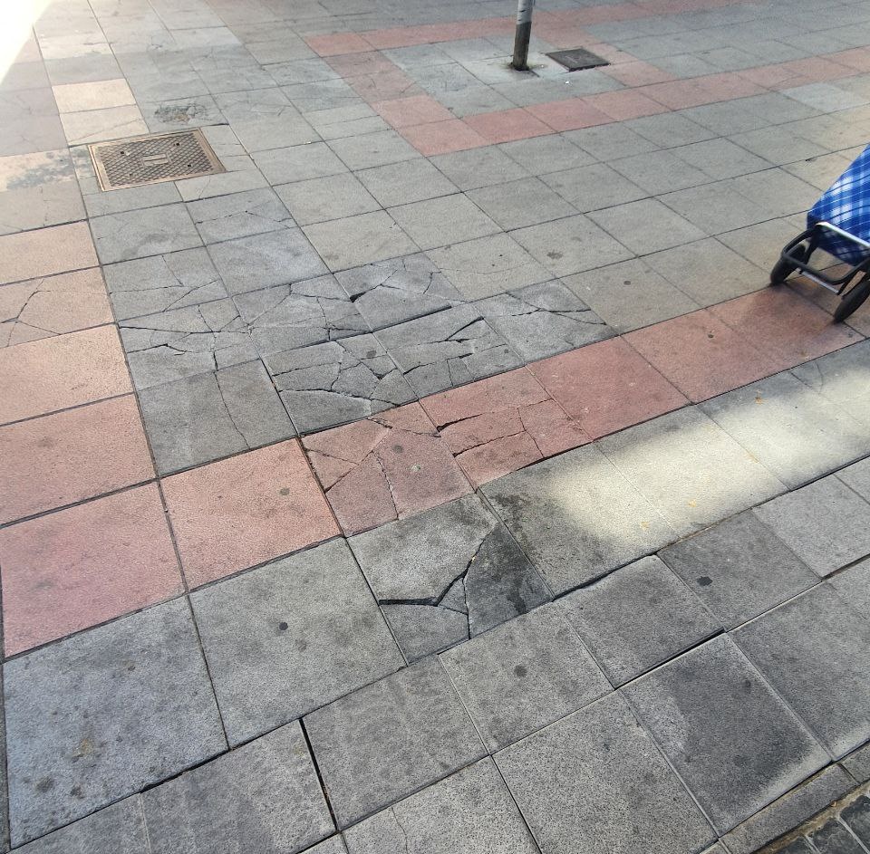 CsParla's tweet photo. ‼️ Los vecinos de la plaza Adolfo Marsillach nos han advertido de la falta de mantenimiento y limpieza de la plaza, con baldosas deterioradas, alcantarillas sin cubrir, etc.

🧡 Desde @CsParla hemos solicitado al Ayuntamiento de #Parla la toma de medidas. #PolíticaÚtil https://t.co/gu57qCgikJ