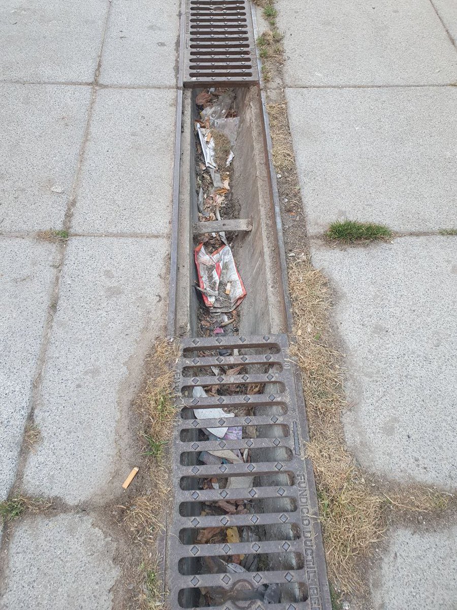 CsParla's tweet photo. ‼️ Los vecinos de la plaza Adolfo Marsillach nos han advertido de la falta de mantenimiento y limpieza de la plaza, con baldosas deterioradas, alcantarillas sin cubrir, etc.

🧡 Desde @CsParla hemos solicitado al Ayuntamiento de #Parla la toma de medidas. #PolíticaÚtil https://t.co/gu57qCgikJ