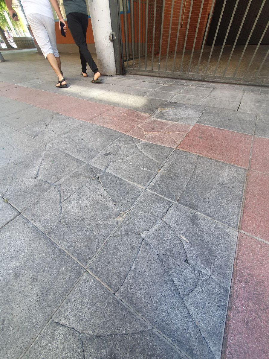 CsParla's tweet photo. ‼️ Los vecinos de la plaza Adolfo Marsillach nos han advertido de la falta de mantenimiento y limpieza de la plaza, con baldosas deterioradas, alcantarillas sin cubrir, etc.

🧡 Desde @CsParla hemos solicitado al Ayuntamiento de #Parla la toma de medidas. #PolíticaÚtil https://t.co/gu57qCgikJ