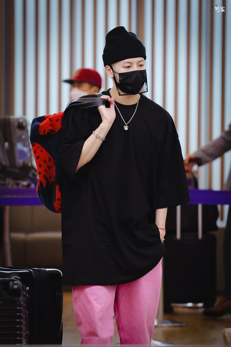 Wangga0328's tweet photo. 220707 💼✈️
@JacksonWang852 
#JacksonWang  #잭슨   #王嘉尔 #TEAMWANG https://t.co/5F1Z6pTIQP