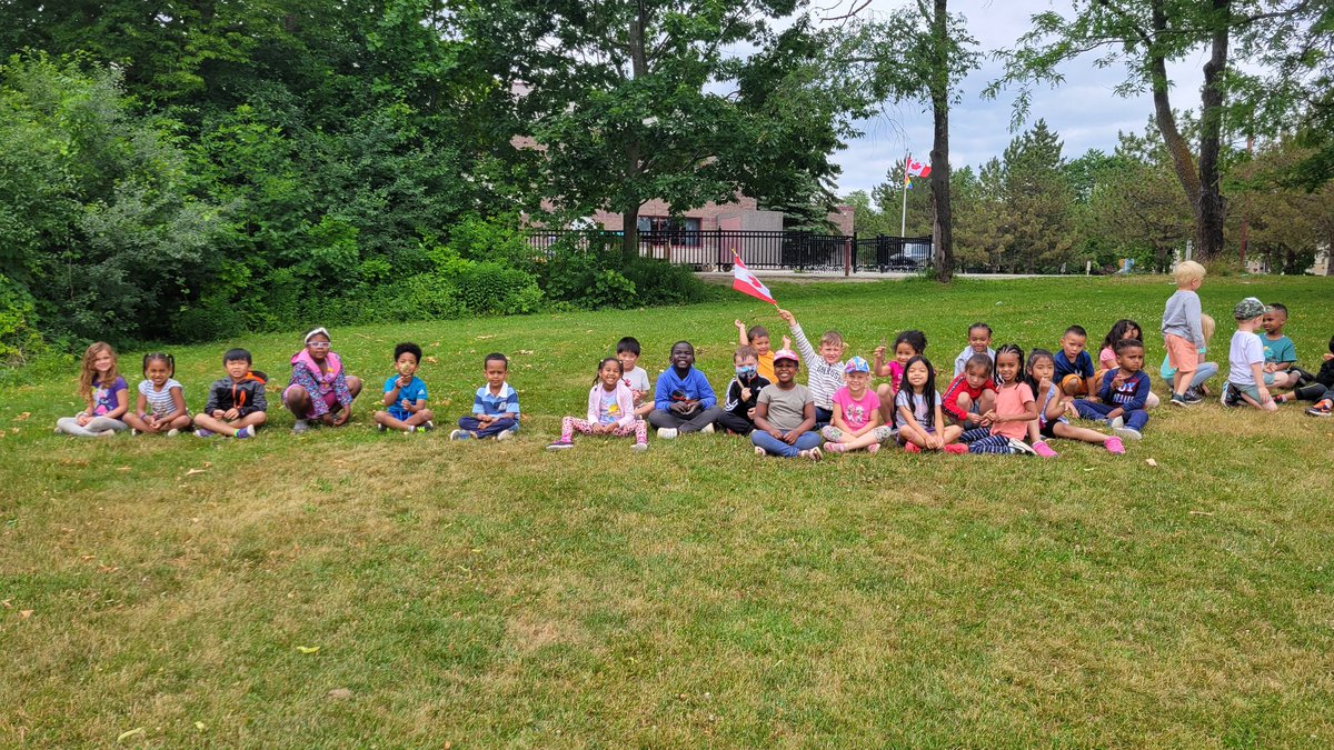 MsLewisWCDSB's tweet photo. Congratulations to all of my wonderful kindergarten friends on a amazing year ❤️ 🥳👏 https://t.co/jFj6jK76Wj