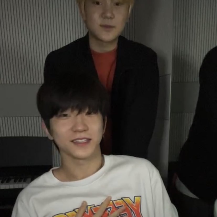 peachiehunn's tweet photo. sungjun suddenly came into hyunsoo's live but left 5 seconds later 😆😆 https://t.co/SCHYfsINBO