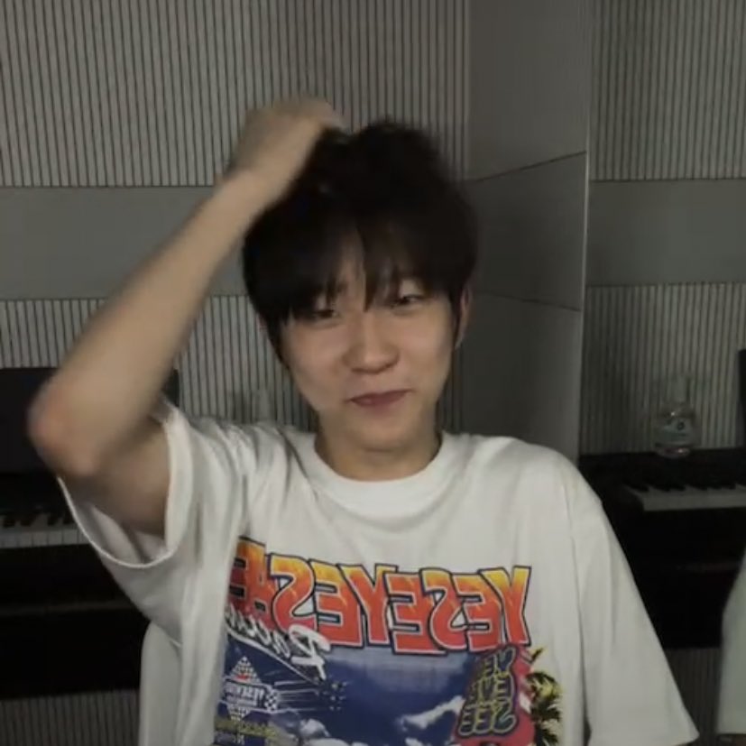 peachiehunn's tweet photo. sungjun suddenly came into hyunsoo's live but left 5 seconds later 😆😆 https://t.co/SCHYfsINBO