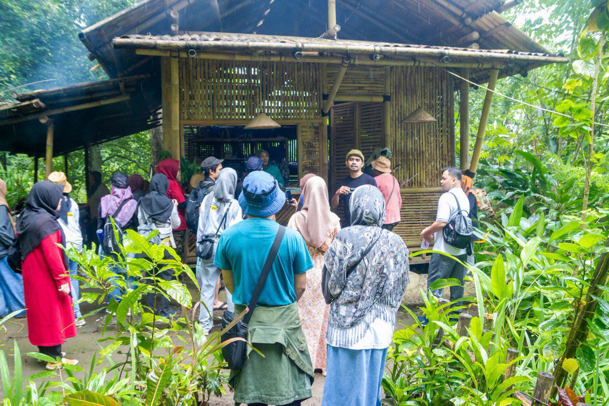maulanarch's tweet photo. Serunya menjelajahi dan belajar langsung di Hutan-Kebun Jantungnya Negeri Rempah : Ternate  #TheSpiceIslands bersama @TernateHeritage &amp; CAGS #SaveTernateHeritage #Ternatetoday 03-07-2022 https://t.co/JV5rvFNAOW