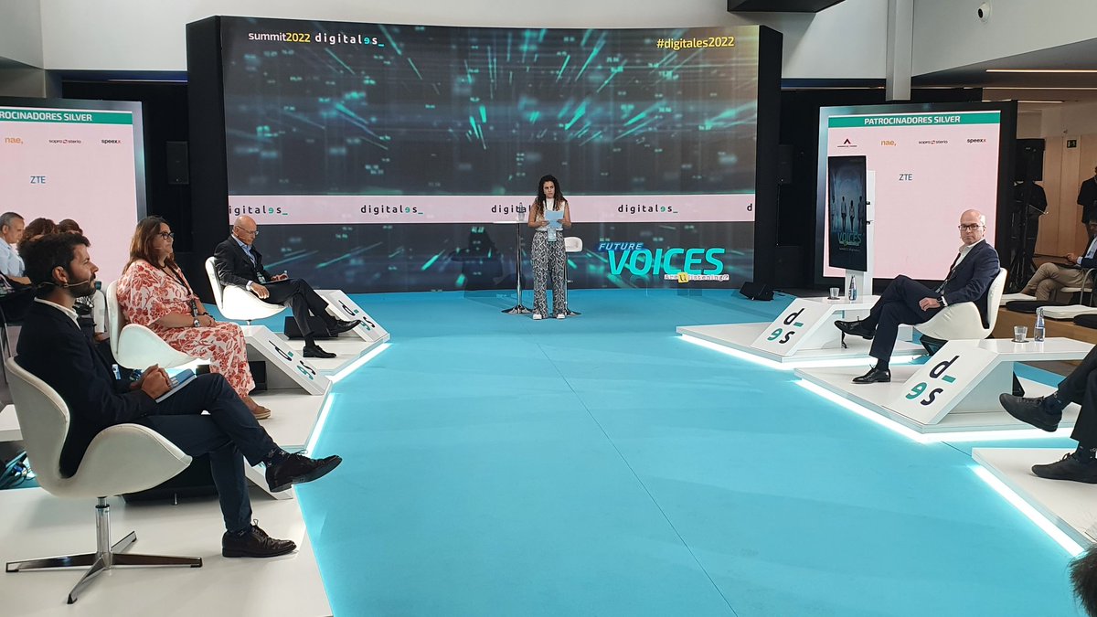 AsocDigitales's tweet photo. Today speeds are 64 times higher than in 2007, and around 30% less energy is consumed.

@ignaciogallego President of @nokia Spain, says in #DigitalES2022 that his company wants to reduce its emissions and those of its suppliers by 50% by 2030. https://t.co/Te8hVFAiPs