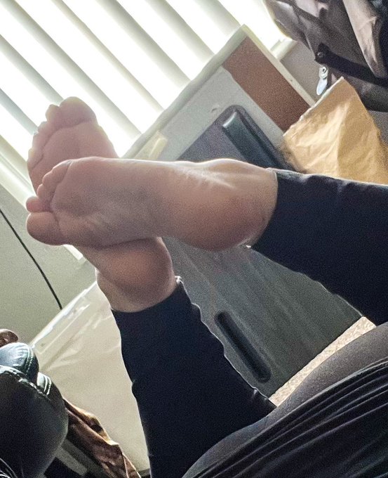 Happy Thursday!  #size9 #feet #sole #feetworship #feetpicsforsales #feetandtoes https://t.co/dOnwx9D<a href="/tag/size9"class="tags">#size9</a><a href="/tag/feet"class="tags">#feet</a><a href="/tag/sole"class="tags">#sole</a><a href="/tag/feetworship"class="tags">#feetworship</a><a href="/tag/feetandtoes"class="tags"><span>#feetandtoes</span></a><a href="/tag/feetpicsforsales"class="tags"><span>#feetpicsforsales</span></a>
