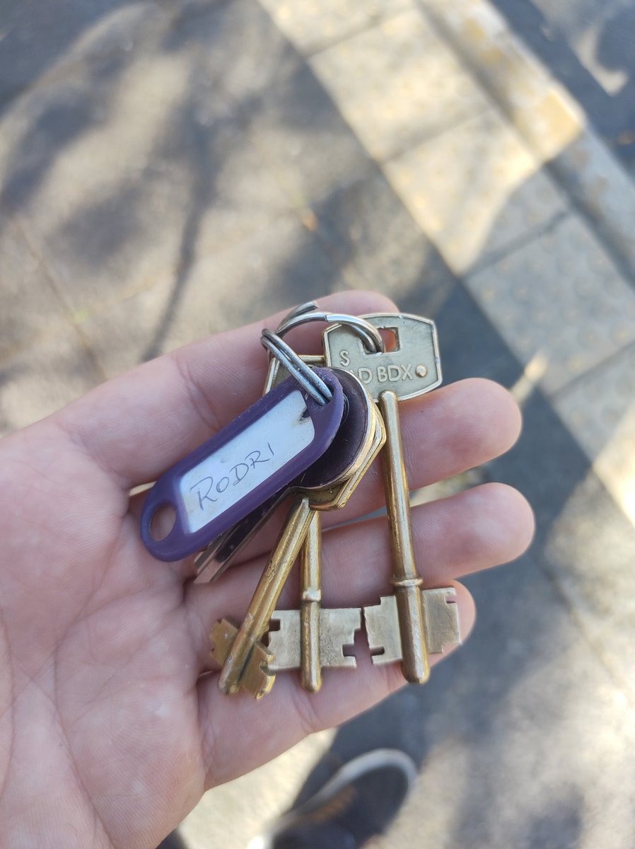 Llaves encontradas en la plaza Sarmiento (San Juan y Corrientes) difundir