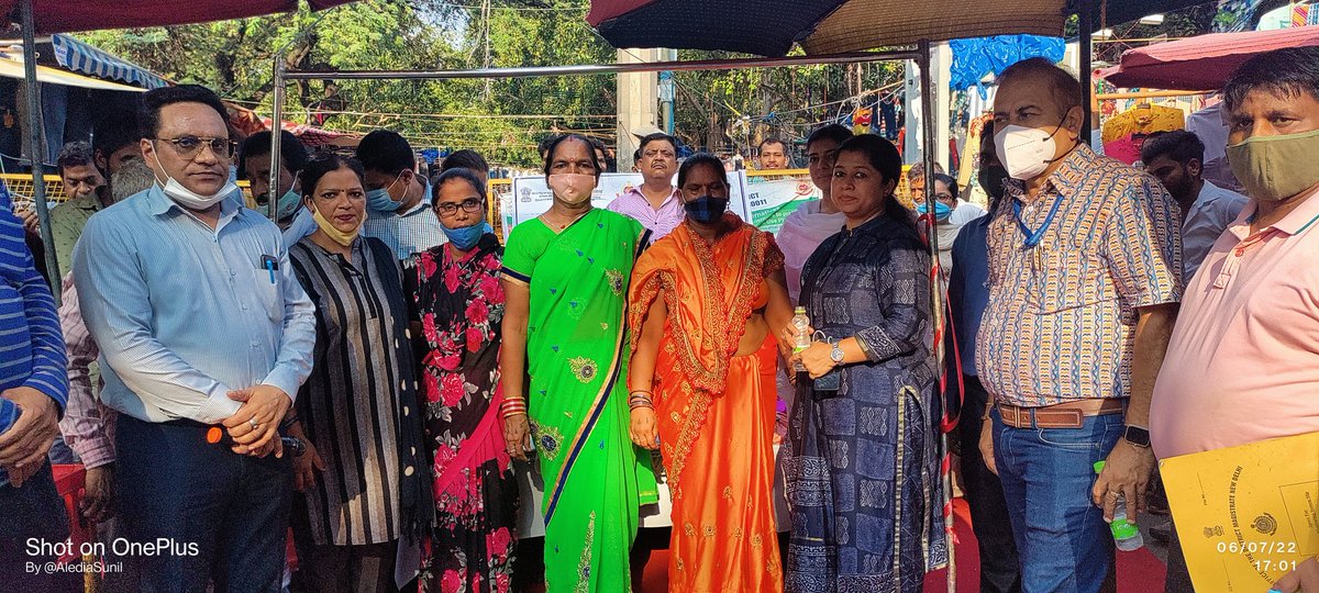 IndiaShg's tweet photo. In collaboration with District Administration, @DMNewDelhi  @SULM_Delhi has set up stalls of 'Thaila Bikri Kendra' to be operated by @IndiaShg under @NULM_MoHUA near the entry gates with an aim to make #Janpath SingleUP free Market
@LtGovDelhi @moefcc @MoHUA_India #PlasticVikalp https://t.co/T3RAaPnbIC