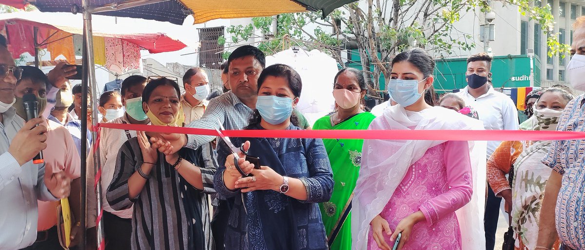IndiaShg's tweet photo. In collaboration with District Administration, @DMNewDelhi  @SULM_Delhi has set up stalls of 'Thaila Bikri Kendra' to be operated by @IndiaShg under @NULM_MoHUA near the entry gates with an aim to make #Janpath SingleUP free Market
@LtGovDelhi @moefcc @MoHUA_India #PlasticVikalp https://t.co/T3RAaPnbIC