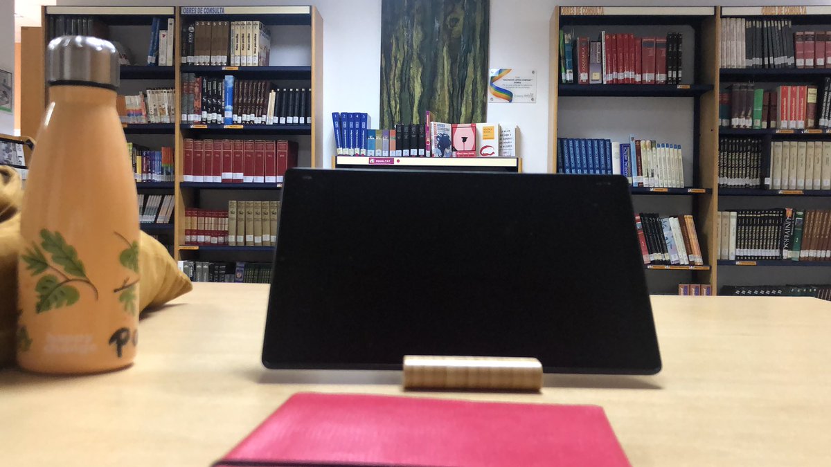 paula_clarinet's tweet photo. 11 anys després estic ací, en la biblioteca del poble, on vaig preparar les proves d’accés a la universitat, escrivint ressenyes de llibres #terranatal #terreta #vacancesnovacances https://t.co/tZ2zNwCcnm