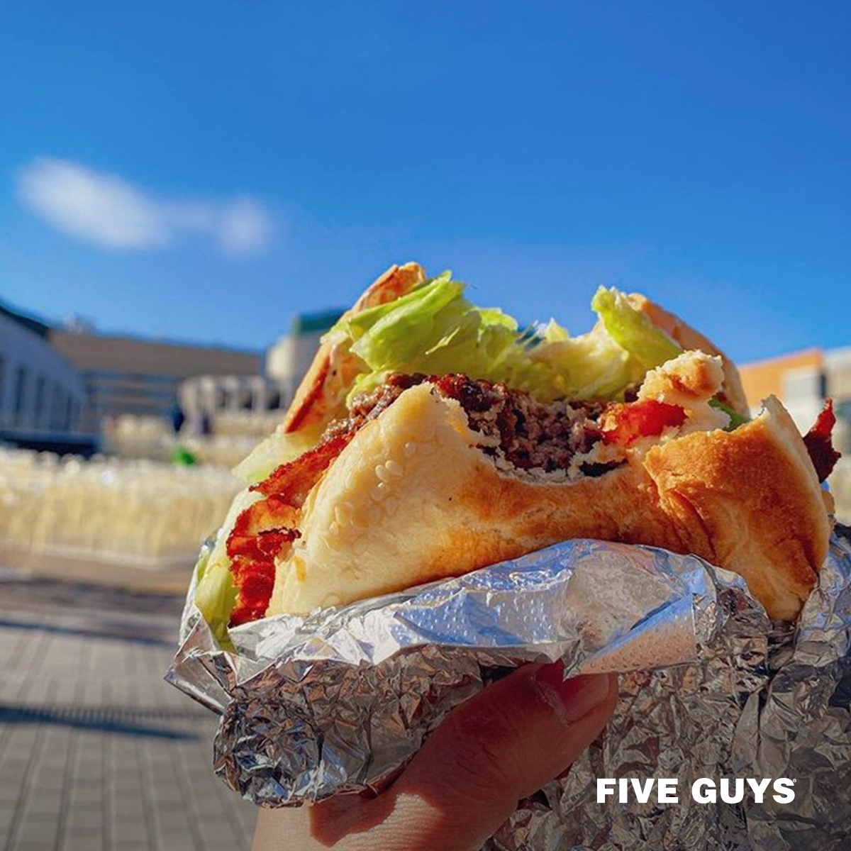 Burgers and sunshine are always a good idea ☀️🍔 (📸: carmicaptures | Instagram)

Hamburger et soleil vont toujours de paire ☀️🍔
