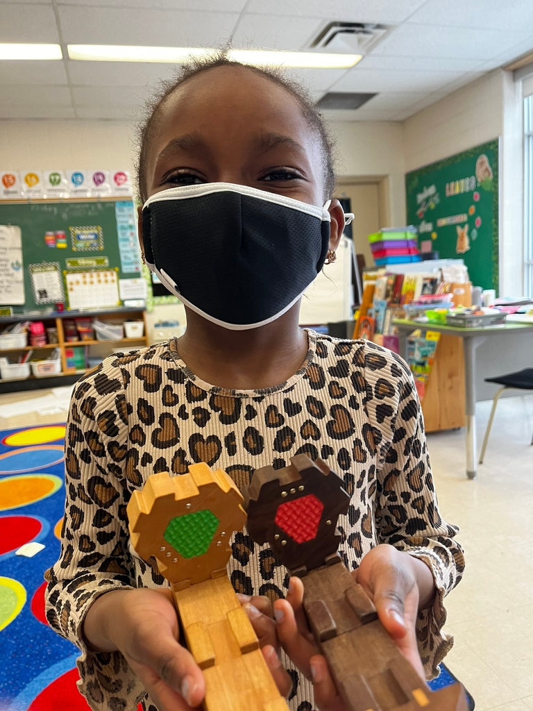 21Toys's tweet photo. While playing with grownups is fun, the #EmpathyToy got its start in schools. We're so glad that it continues to be played by young people around the world in classrooms, libraries, museums, and summer camps! Thanks to @tdsb_lordduf for sharing this amazing picture. https://t.co/k3MnNveCdg