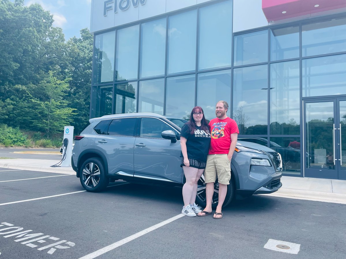 Congratulations, Amber, on the new Rogue!

We hope you love it!😃

#FlowNissanStatesville #NissanRogue #BuyFlowCars #NewCar