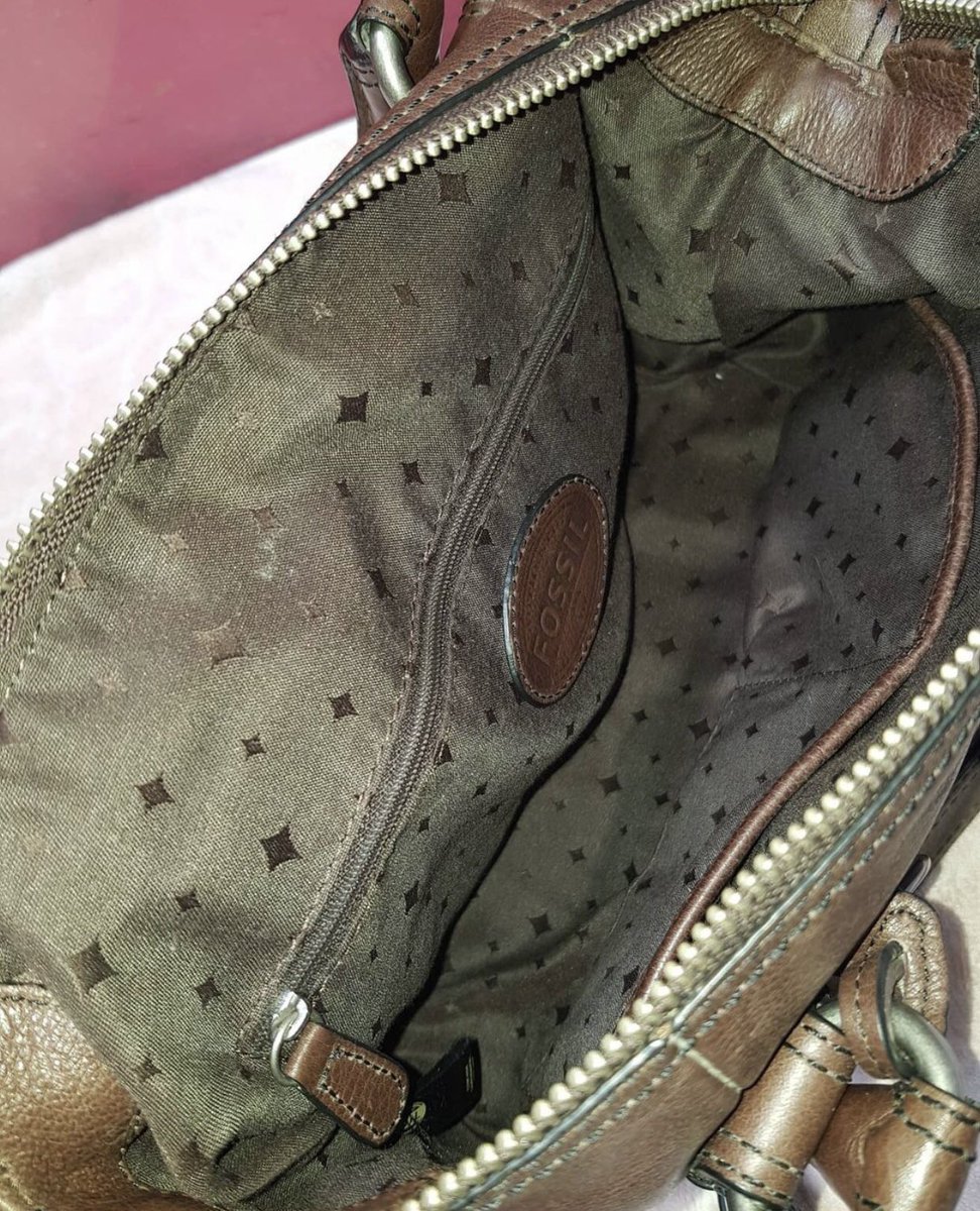 bbyseasky's tweet image. FORSALE!
Original Fossil, 100% Kulit asli
jarang dipake, gak ada deffect, masih mulus bgt dan barang masih terawat 
dulu beli di harga 2,5jt aku jual 1,8 nego tipis ya 
#jualtas #tasfossil #jualan